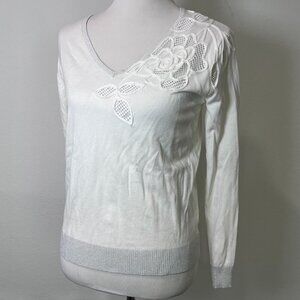 Leo & Ugo 2 white V neck sweater w floral applique silver ribbed trim 8/10 med